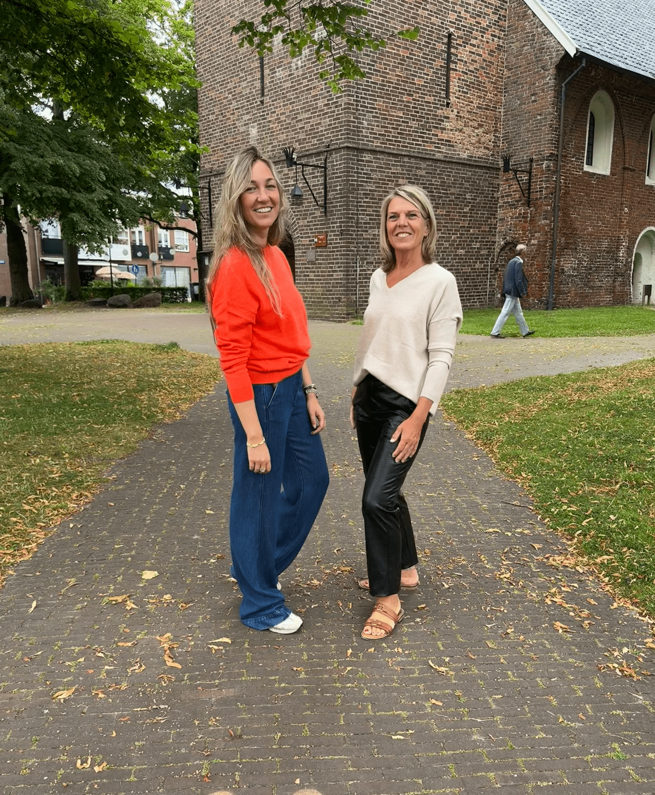 Heleen en Rianne bij van harte in haren. tops van les tricots de lea, cashmier. Rianne draagt Hartford jeans en Heleen detoile casiope.